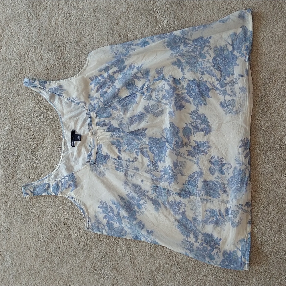 A Gap size XL blue and white floral print tank top